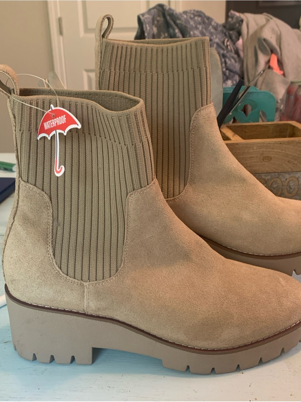 Blondo Waterproof Women's Chelsea Booties in Tan Suede Size 9. New without box